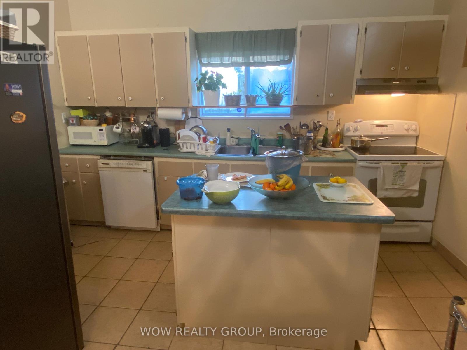 215 Broadway Avenue, Welland, Ontario  L3C 5L7 - Photo 11 - X12390268