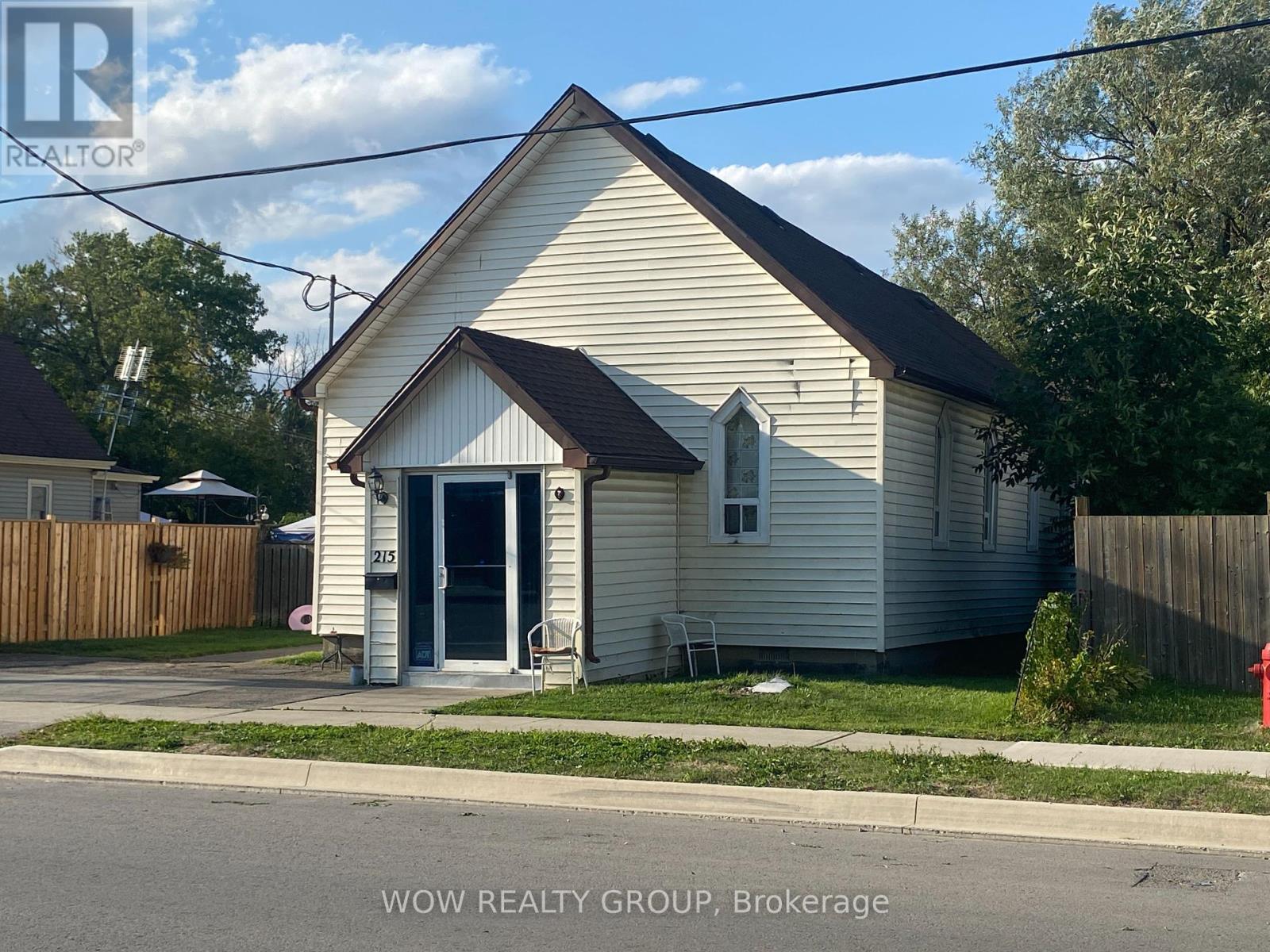215 Broadway Avenue, Welland, Ontario  L3C 5L7 - Photo 2 - X12390268