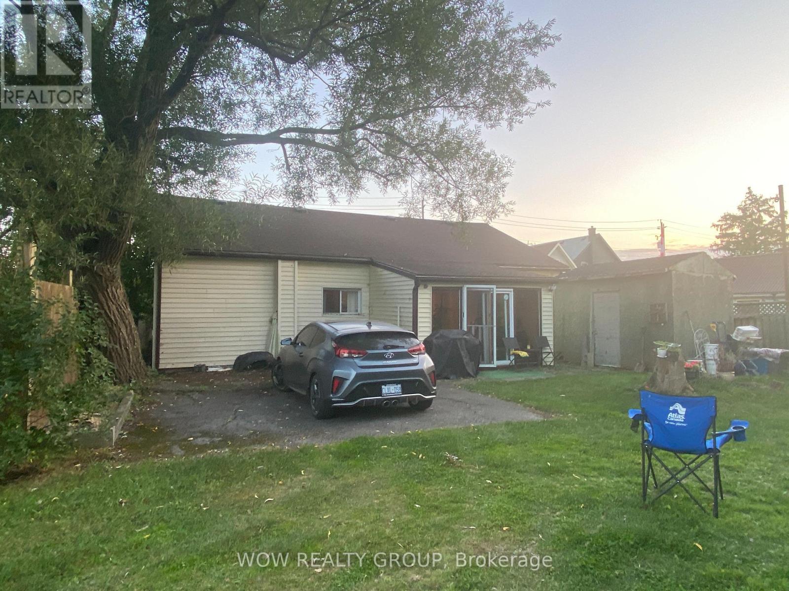 215 Broadway Avenue, Welland, Ontario  L3C 5L7 - Photo 3 - X12390268