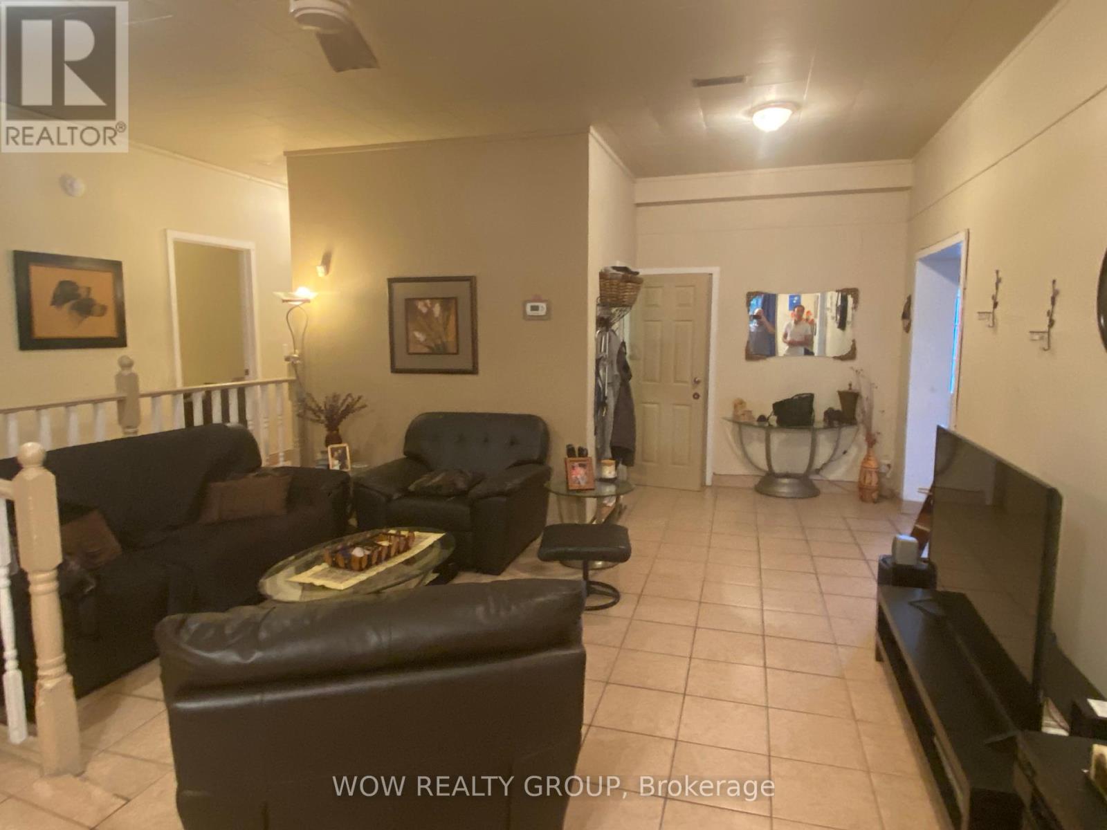 215 Broadway Avenue, Welland, Ontario  L3C 5L7 - Photo 8 - X12390268