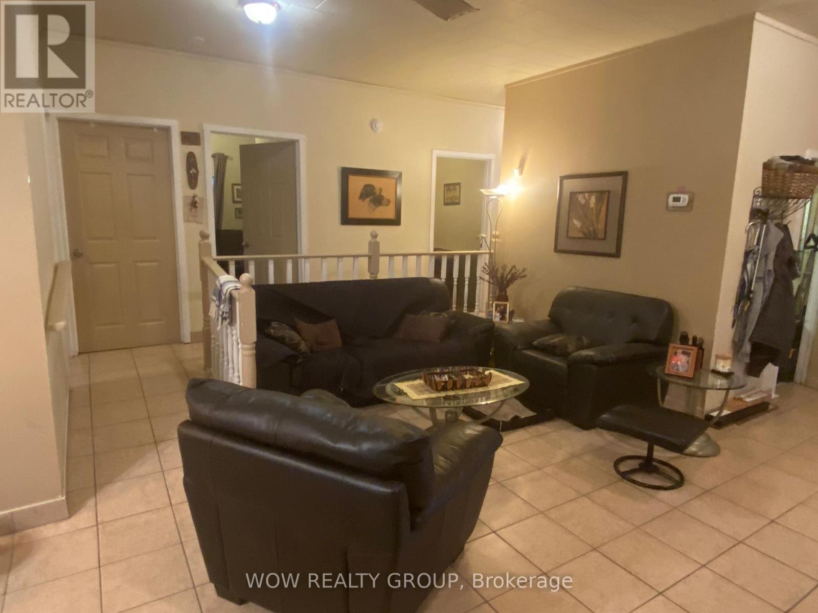 215 Broadway Avenue, Welland, Ontario  L3C 5L7 - Photo 9 - X12390268