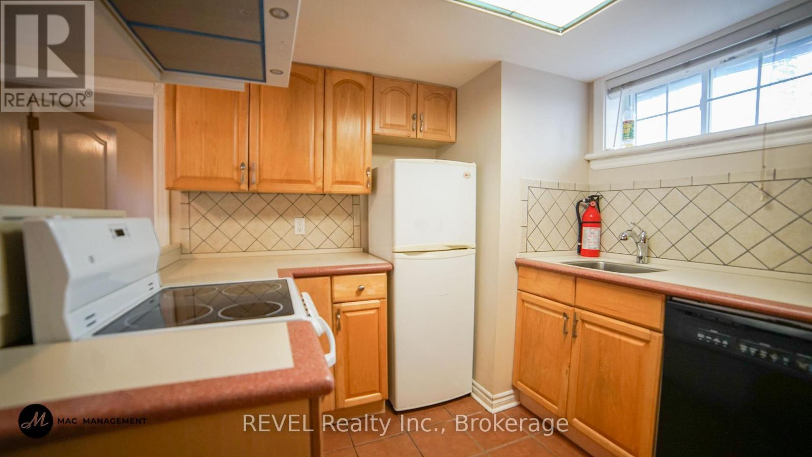 Lower - 31 Philip Street, St. Catharines, Ontario  L2P 2M7 - Photo 4 - X12391681