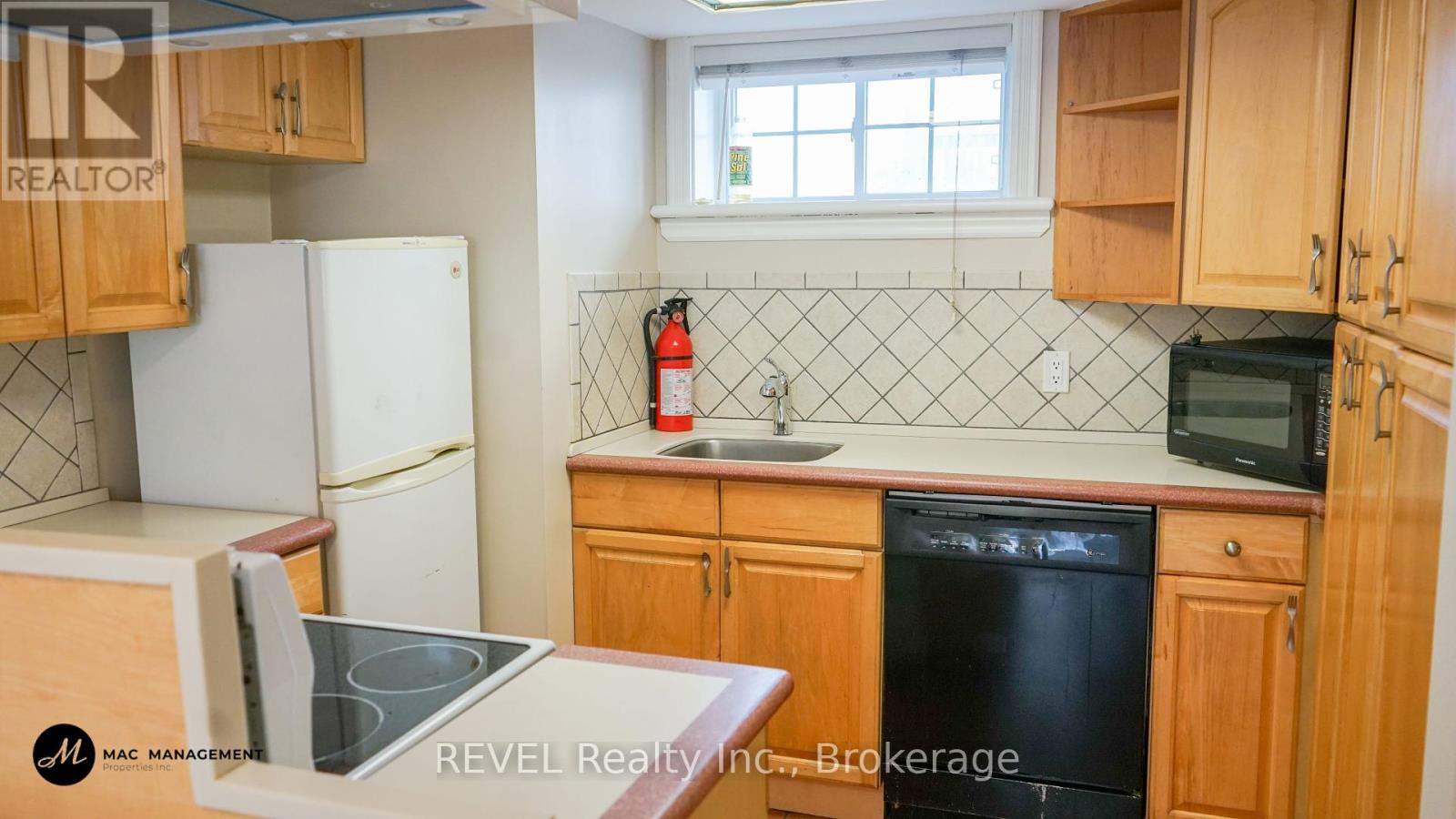 Lower - 31 Philip Street, St. Catharines, Ontario  L2P 2M7 - Photo 5 - X12391681