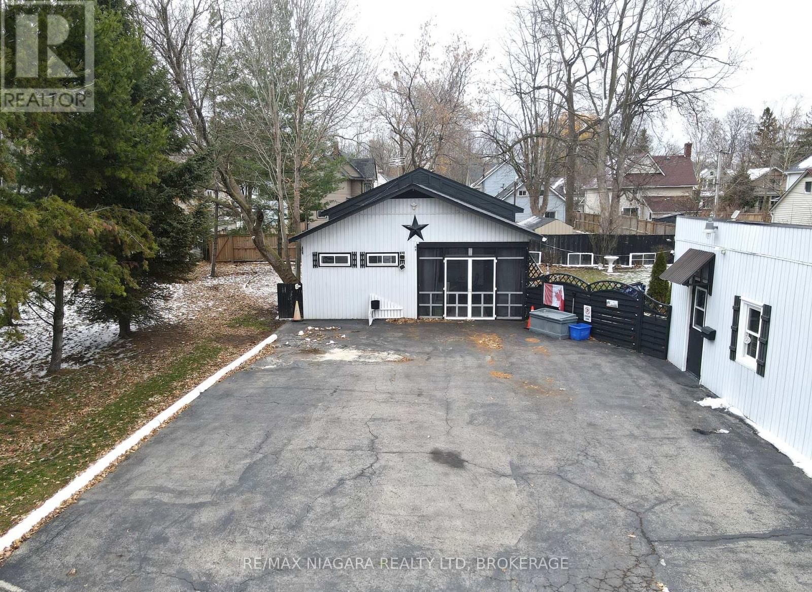 61 Queen Street, Fort Erie, Ontario  L2A 1T7 - Photo 3 - X12393901