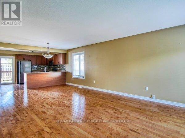 180 Drapers Street, Welland, Ontario  L3C 7N2 - Photo 10 - X12394228