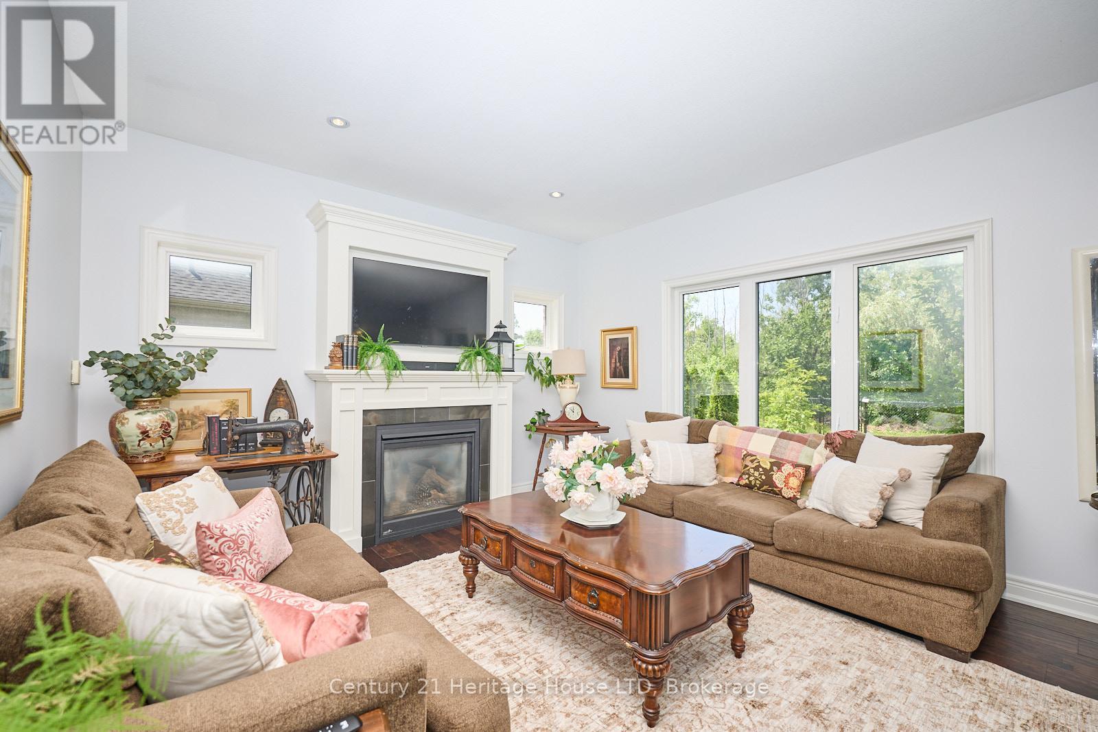 710 Brian Street, Fort Erie, Ontario  L2A 6W2 - Photo 3 - X12396740