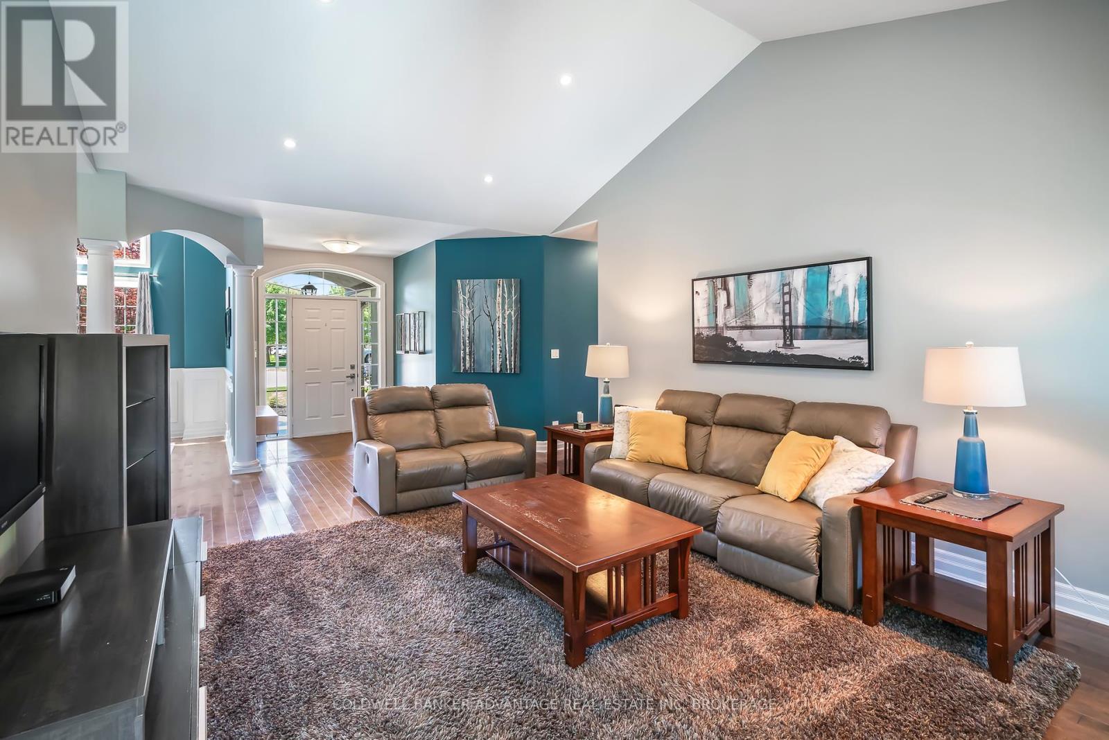 152 Redwood Court, Welland, Ontario  L3C 7C4 - Photo 8 - X12397331