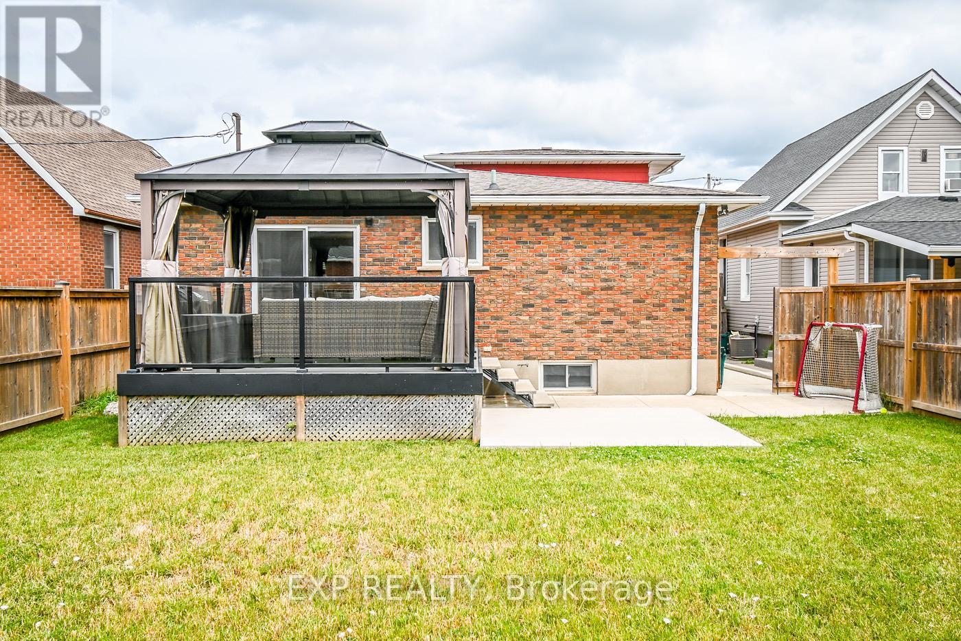 11 Garden Street, Thorold, Ontario  L2V 3H9 - Photo 8 - X12397659