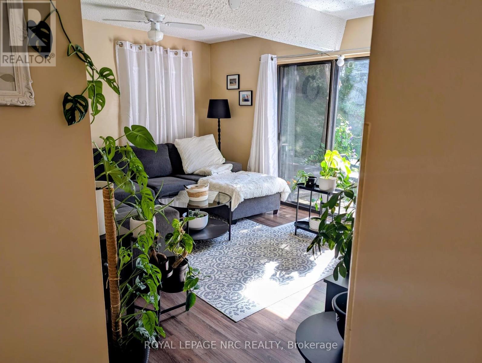 4132 Chippawa Parkway, Niagara Falls, Ontario  L2G 6E5 - Photo 11 - X12401254