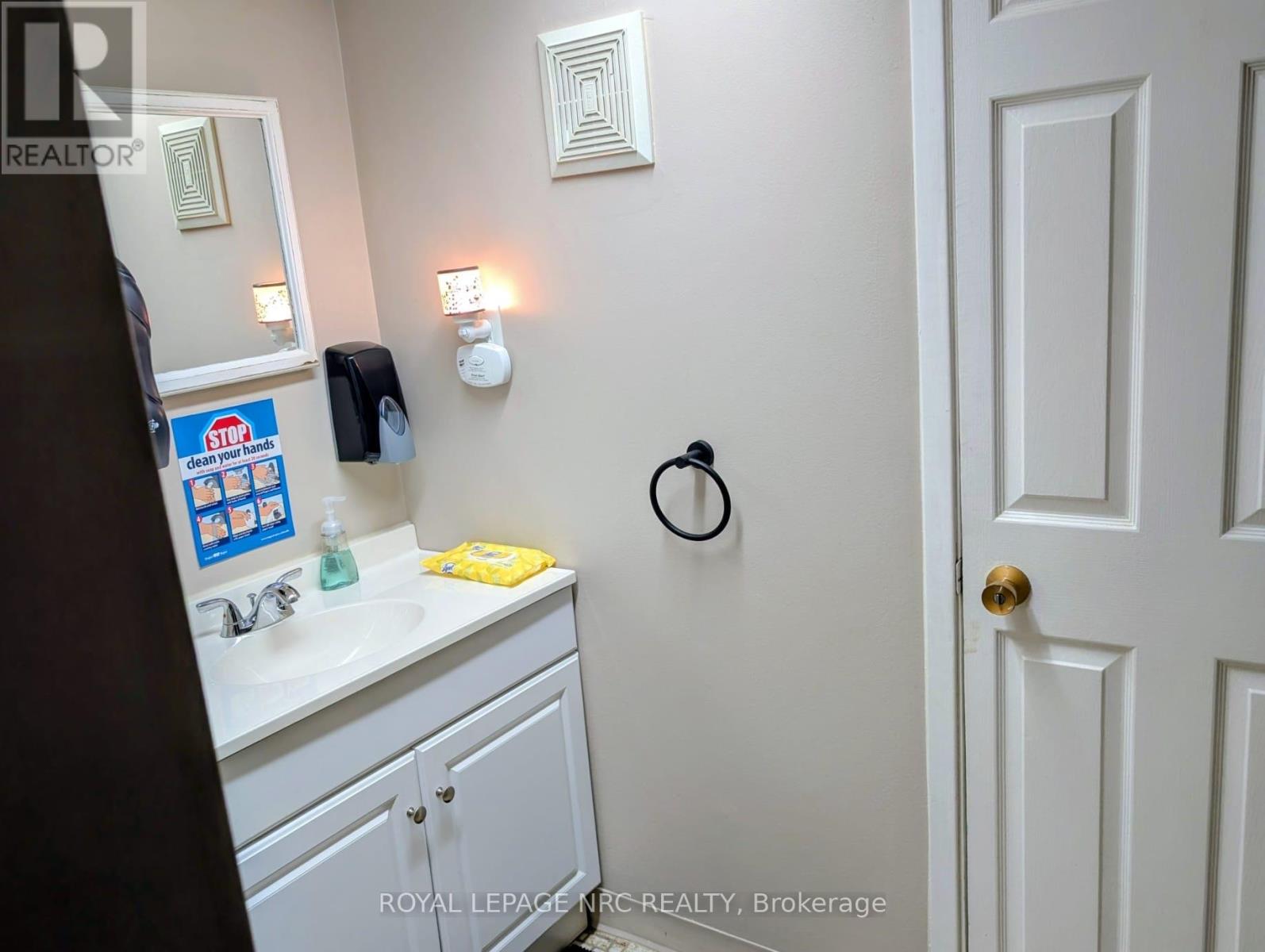 4132 Chippawa Parkway, Niagara Falls, Ontario  L2G 6E5 - Photo 19 - X12401254