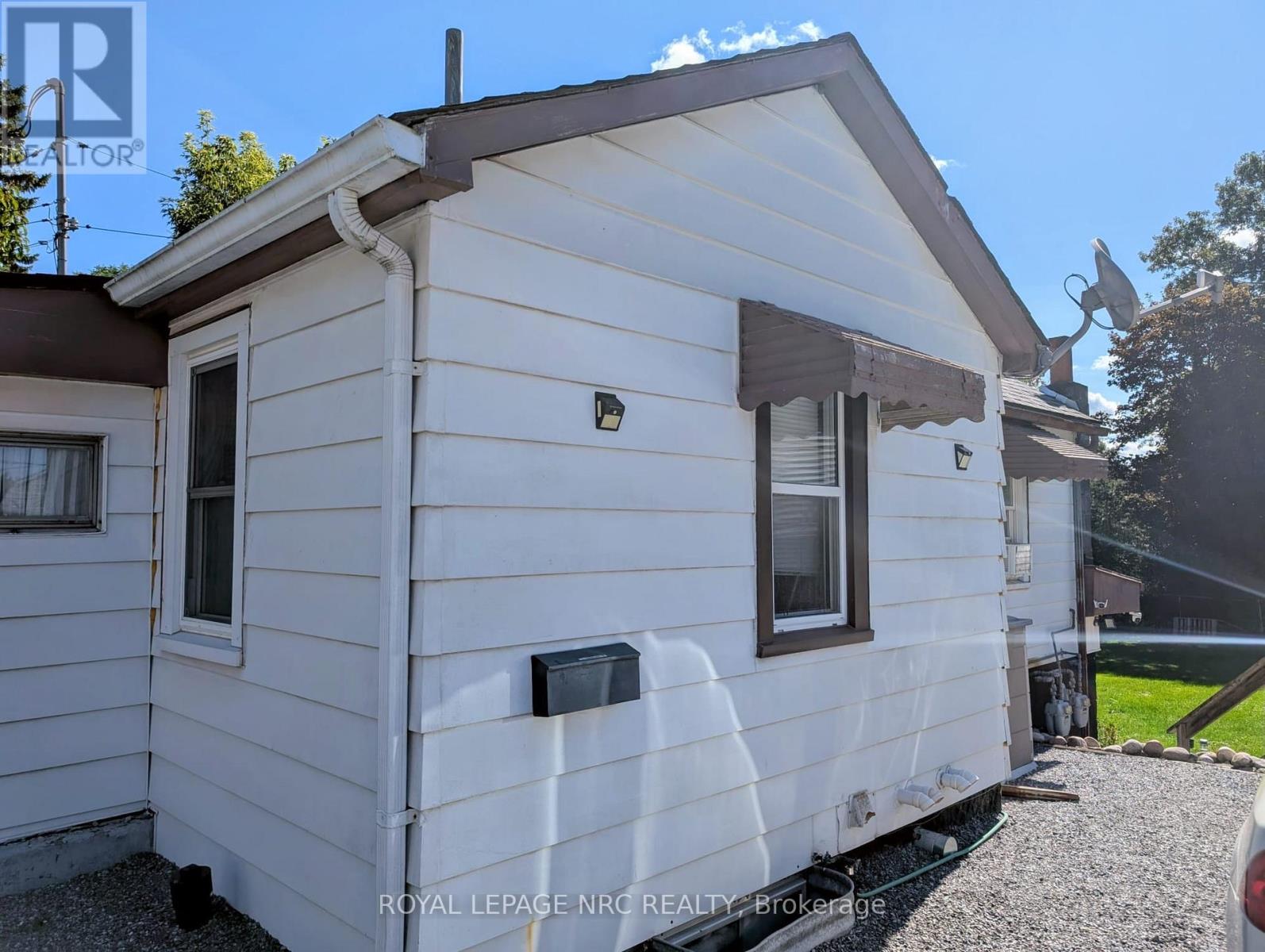 4132 Chippawa Parkway, Niagara Falls, Ontario  L2G 6E5 - Photo 3 - X12401254