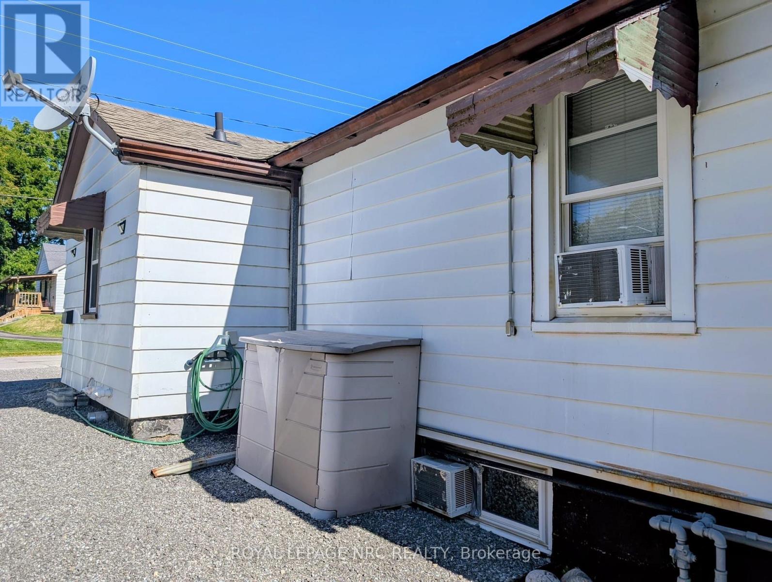 4132 Chippawa Parkway, Niagara Falls, Ontario  L2G 6E5 - Photo 4 - X12401254