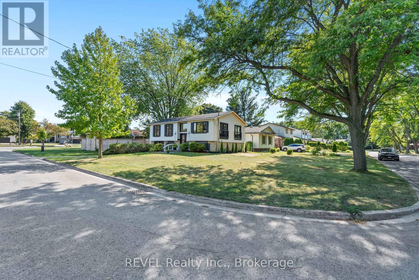 1 Samuel Court, St. Catharines, Ontario  L2M 6M1 - Photo 2 - X12406196