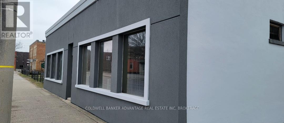 183 East Main Street, Welland, Ontario  L3B 3W7 - Photo 3 - X12408938