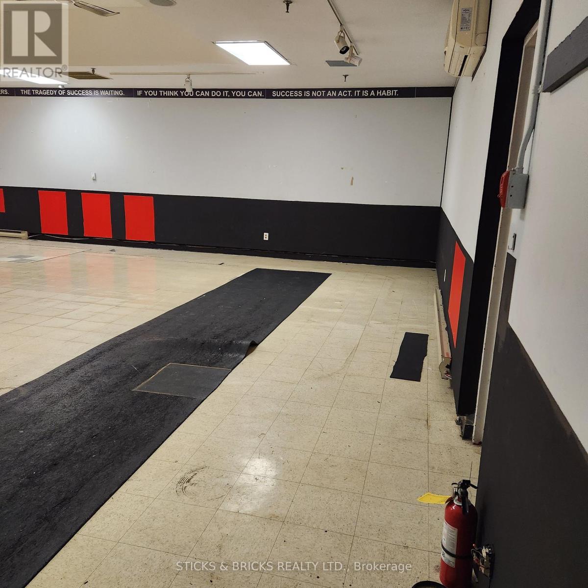 7 - 4400 Queen Street, Niagara Falls, Ontario  L2E 2L3 - Photo 2 - X12409303