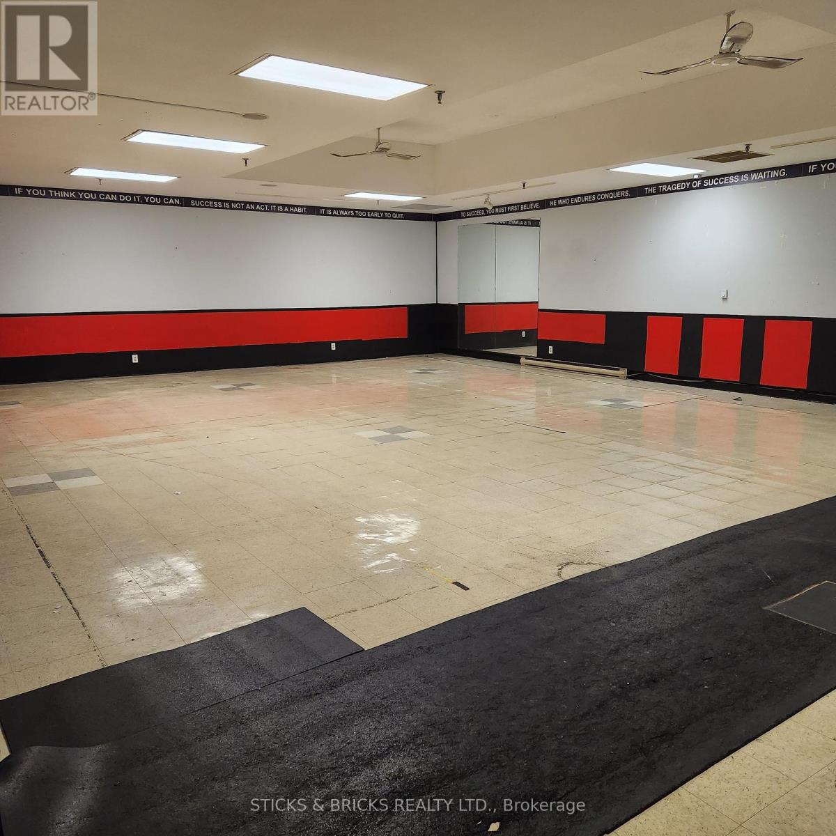 7 - 4400 Queen Street, Niagara Falls, Ontario  L2E 2L3 - Photo 3 - X12409303