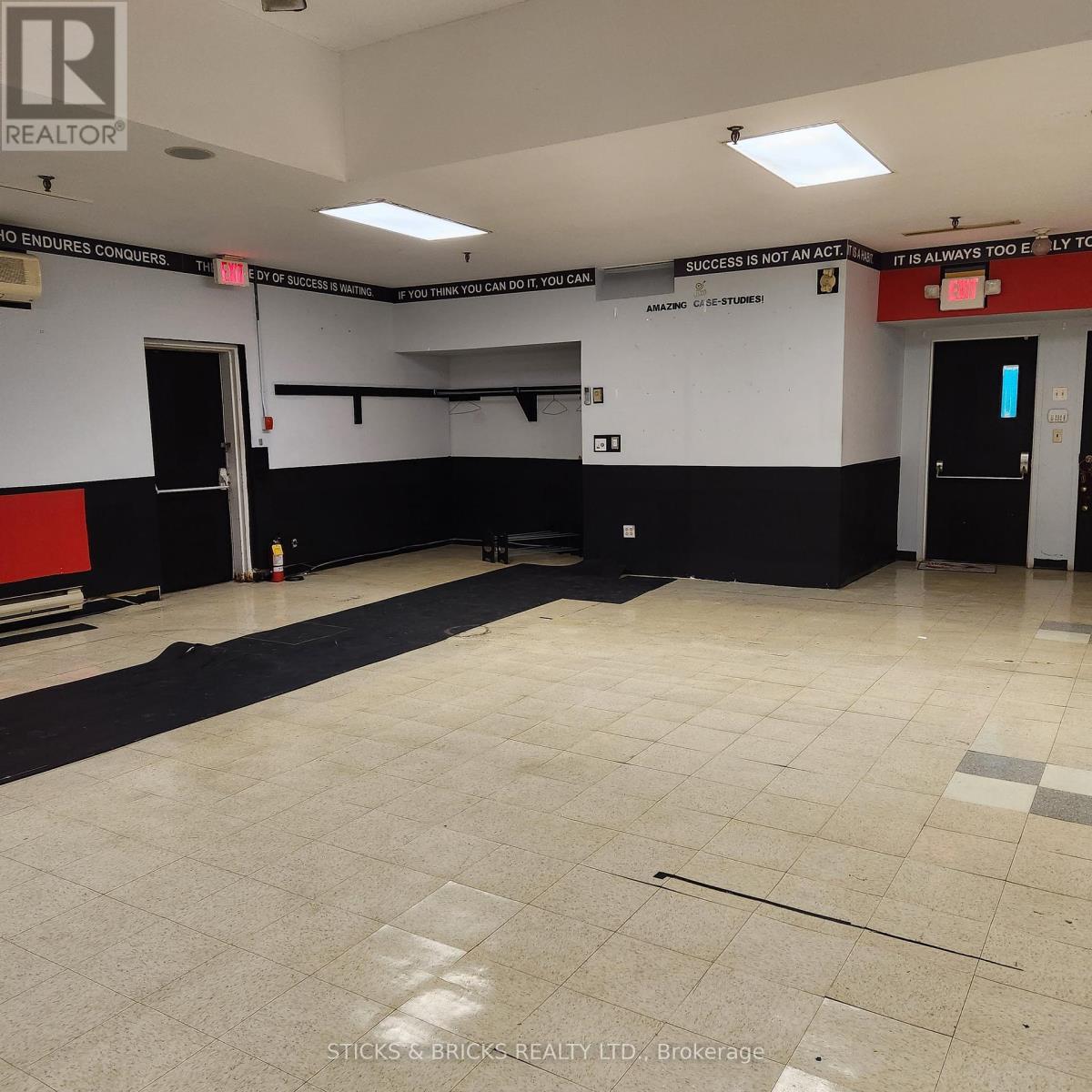 7 - 4400 Queen Street, Niagara Falls, Ontario  L2E 2L3 - Photo 4 - X12409303