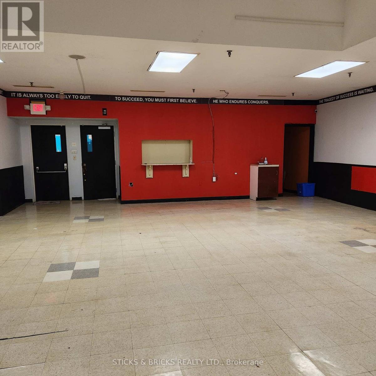 7 - 4400 Queen Street, Niagara Falls, Ontario  L2E 2L3 - Photo 5 - X12409303