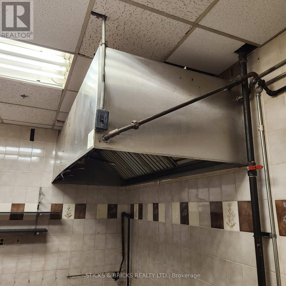 7 - 4400 Queen Street, Niagara Falls, Ontario  L2E 2L3 - Photo 7 - X12409303