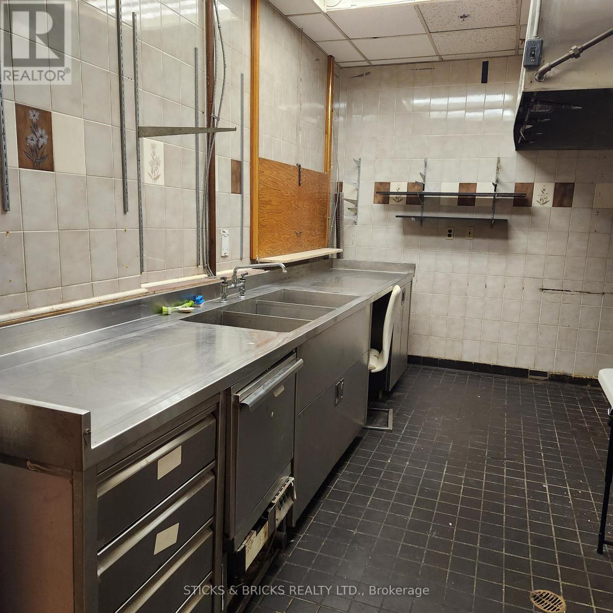 7 - 4400 Queen Street, Niagara Falls, Ontario  L2E 2L3 - Photo 8 - X12409303