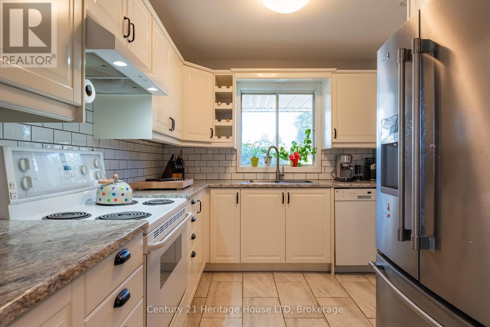 160 Northwood Drive, Welland, Ontario  L3C 6V9 - Photo 11 - X12412113