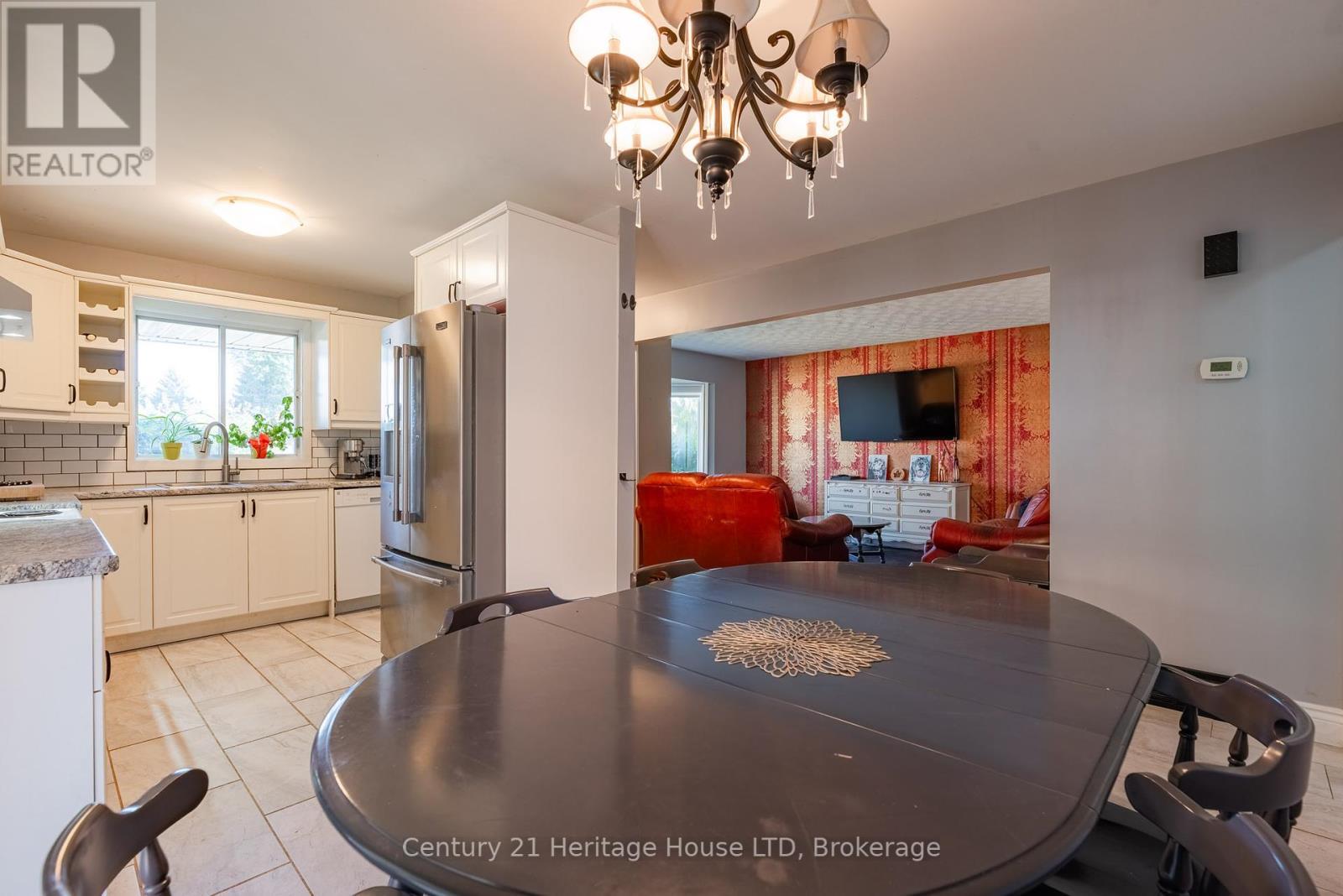 160 Northwood Drive, Welland, Ontario  L3C 6V9 - Photo 12 - X12412113