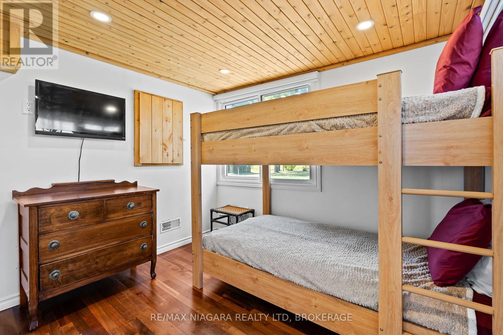 105 Lighthouse Drive, Haldimand, Ontario  N1A 2W6 - Photo 19 - X12412676