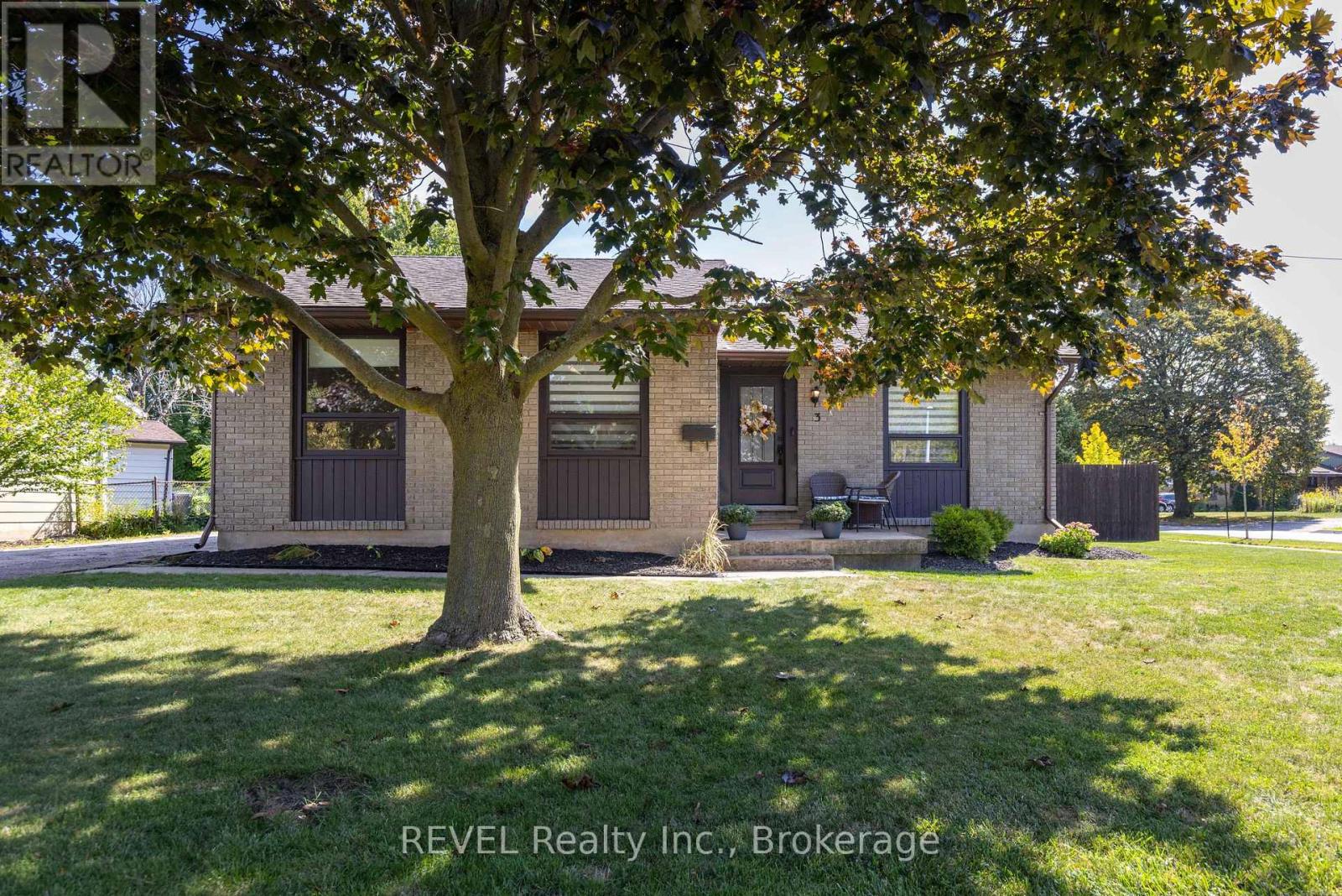 3 Newleaf Crescent, Welland, Ontario  L3C 6B4 - Photo 2 - X12413673