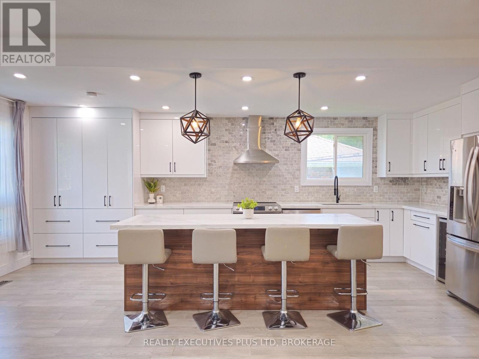 99 Carlton Avenue, Welland, Ontario  L3C 1R2 - Photo 2 - X12416915