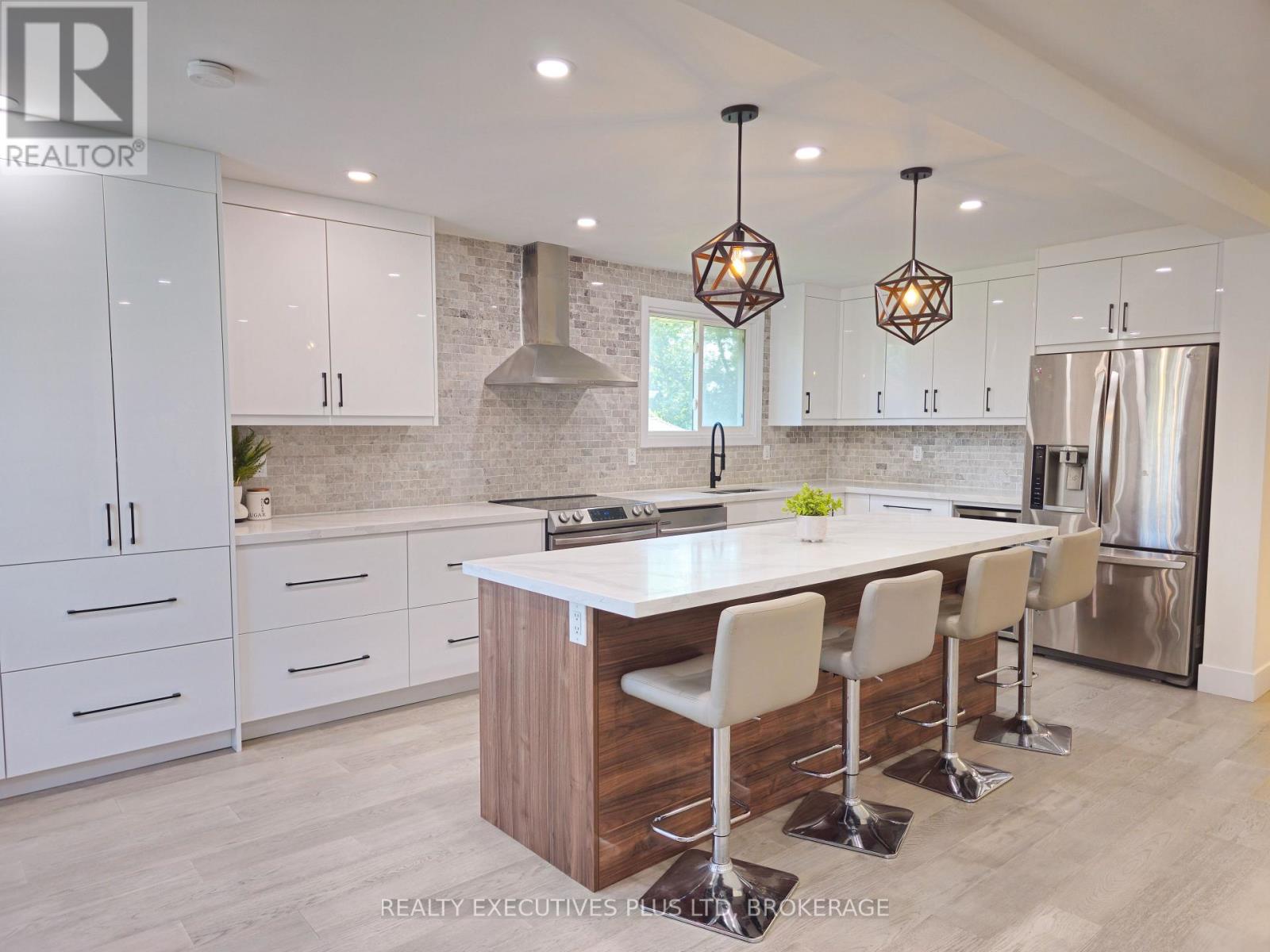 99 Carlton Avenue, Welland, Ontario  L3C 1R2 - Photo 3 - X12416915