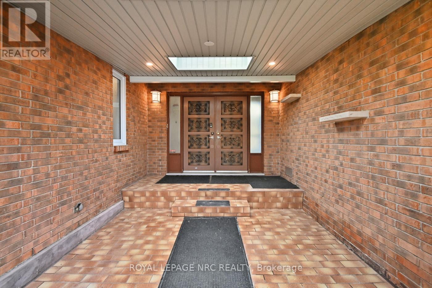 6568 Riall Street, Niagara Falls, Ontario  L2J 1Z6 - Photo 2 - X12421194