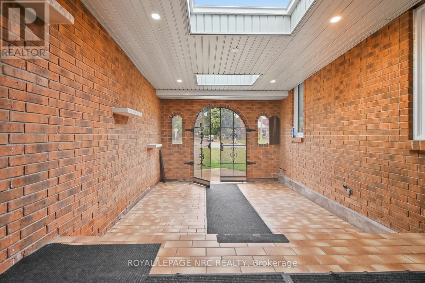 6568 Riall Street, Niagara Falls, Ontario  L2J 1Z6 - Photo 3 - X12421194