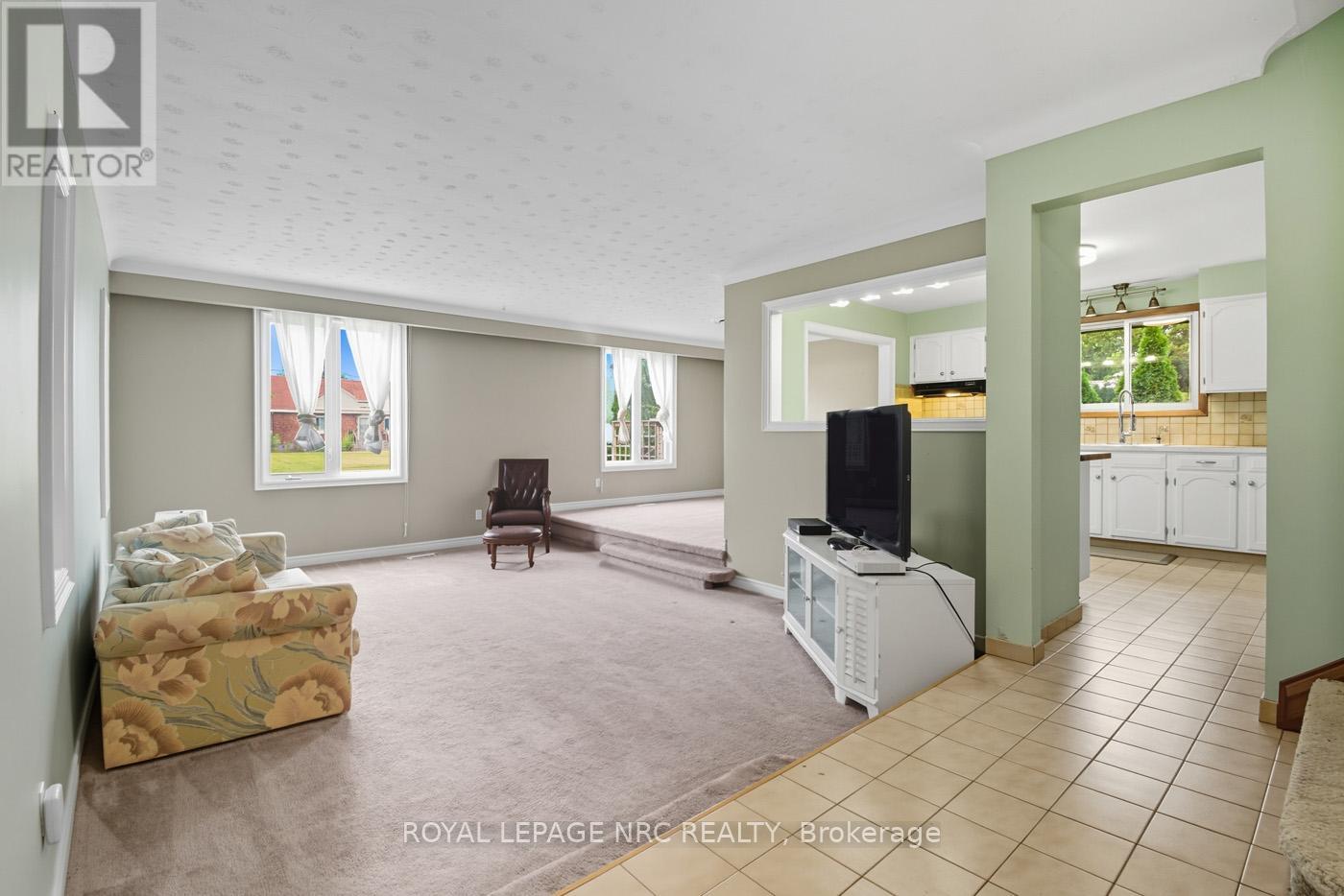 6568 Riall Street, Niagara Falls, Ontario  L2J 1Z6 - Photo 5 - X12421194