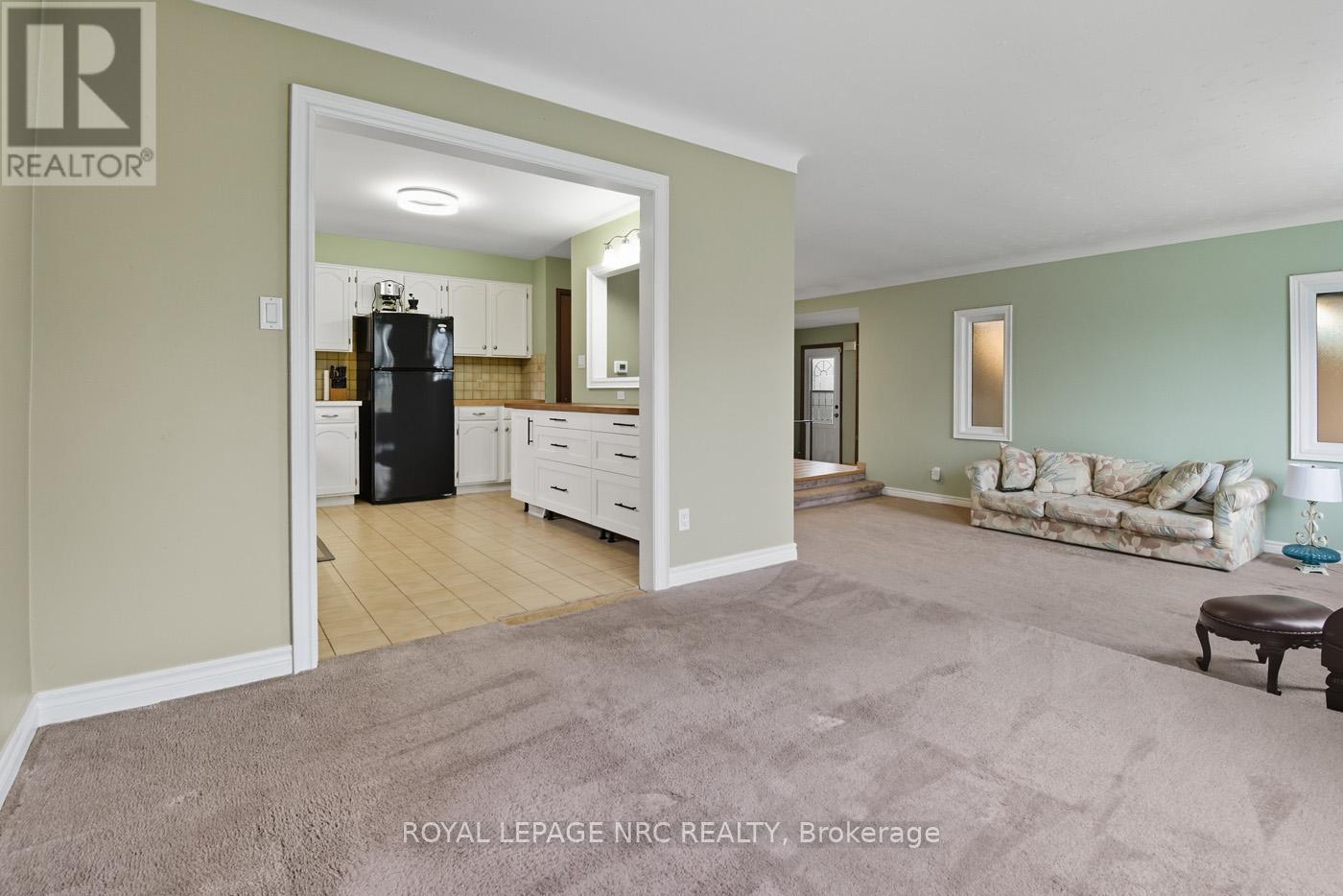 6568 Riall Street, Niagara Falls, Ontario  L2J 1Z6 - Photo 7 - X12421194