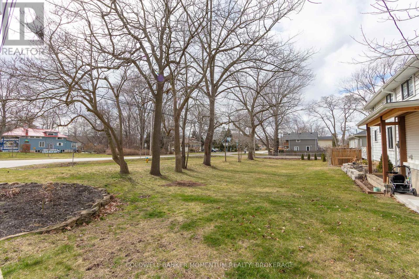 10a Betts Avenue, Grimsby, Ontario  L3M 2S6 - Photo 5 - X12421271