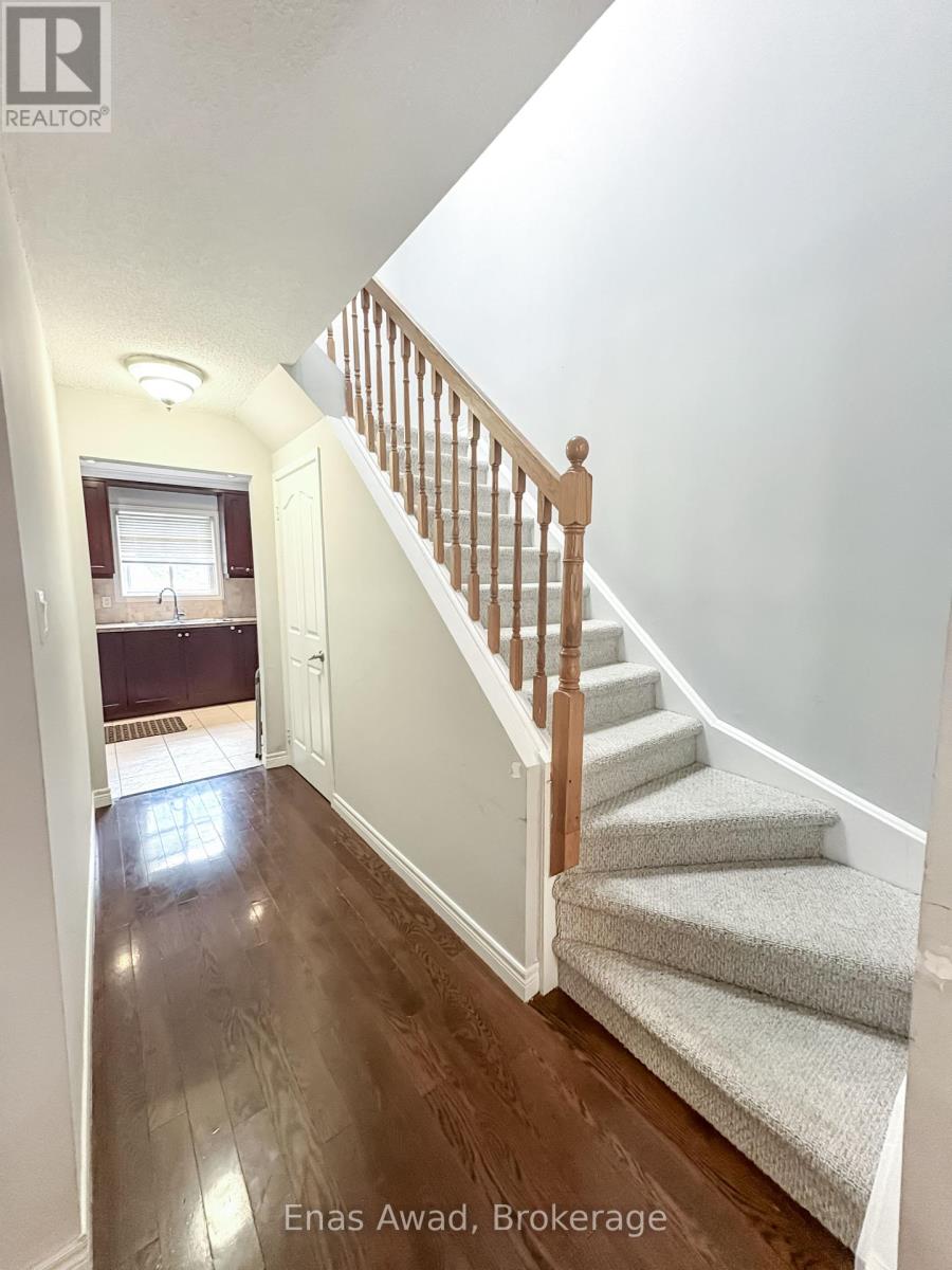 3072 Patrick Crescent, Mississauga, Ontario  L5N 3G5 - Photo 2 - W12423249