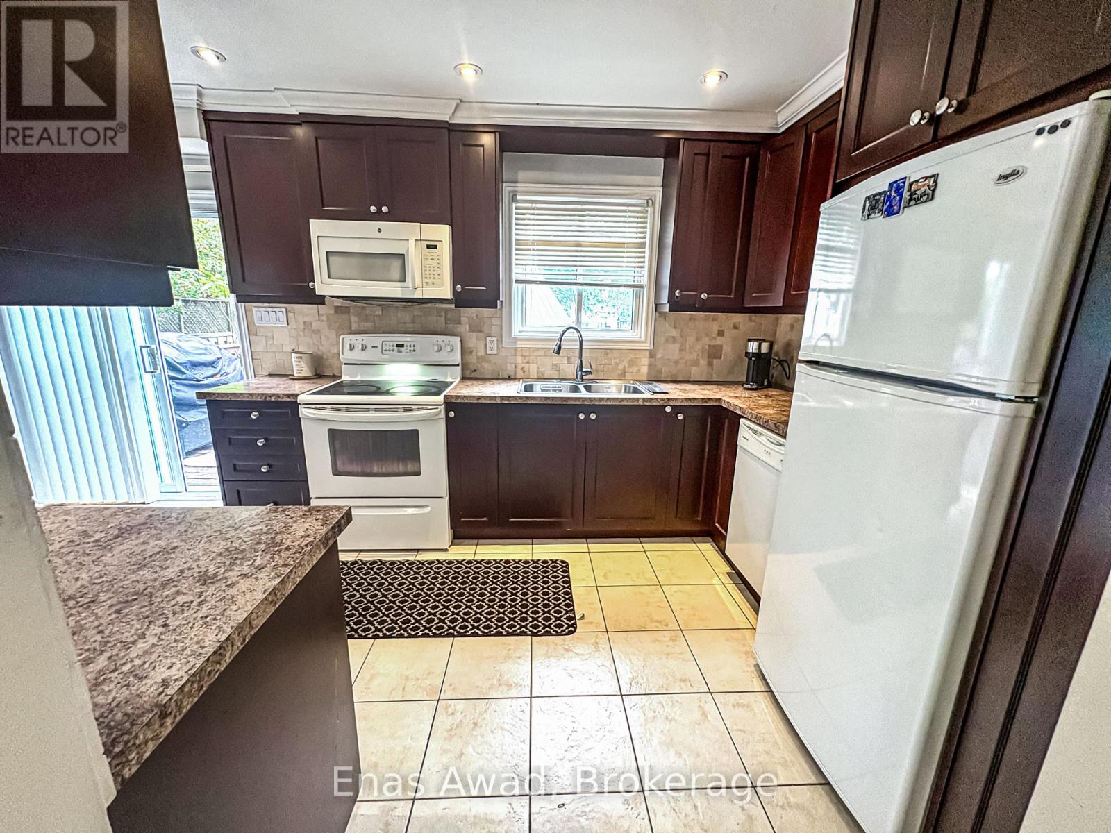 3072 Patrick Crescent, Mississauga, Ontario  L5N 3G5 - Photo 3 - W12423249