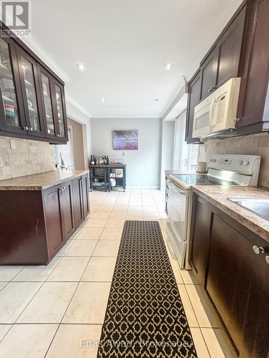 3072 Patrick Crescent, Mississauga, Ontario  L5N 3G5 - Photo 4 - W12423249