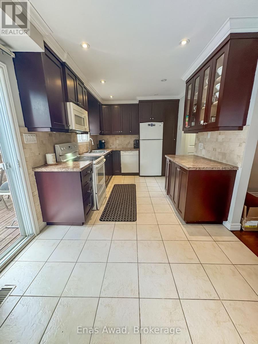 3072 Patrick Crescent, Mississauga, Ontario  L5N 3G5 - Photo 5 - W12423249