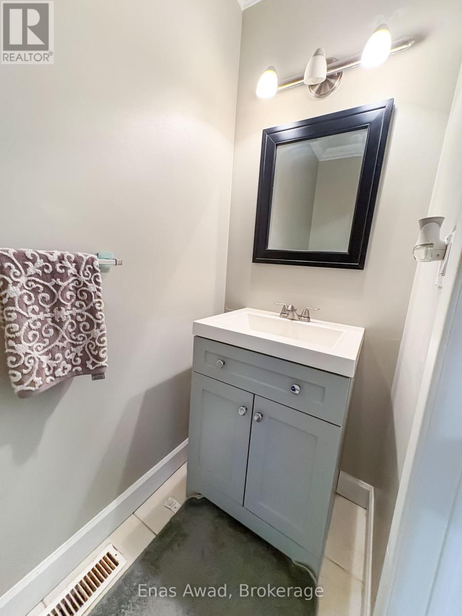 3072 Patrick Crescent, Mississauga, Ontario  L5N 3G5 - Photo 7 - W12423249