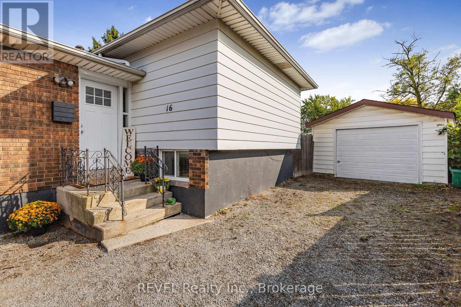 16 Roxborough Court, St. Catharines, Ontario  L2M 6E3 - Photo 2 - X12425175