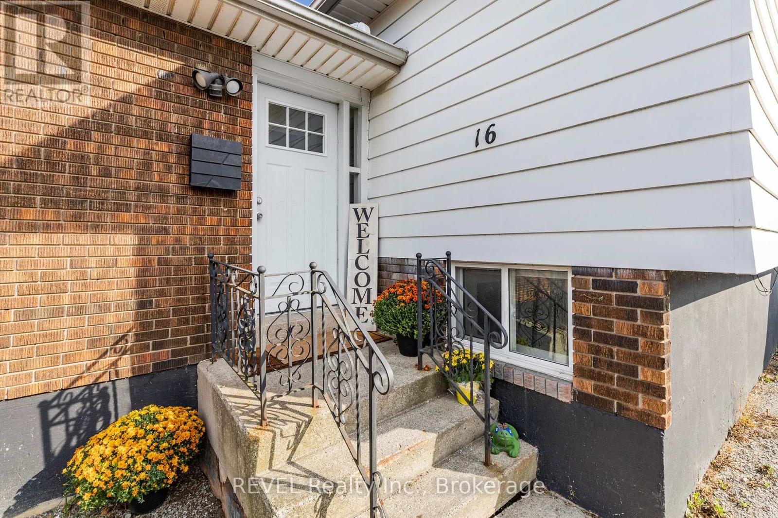 16 Roxborough Court, St. Catharines, Ontario  L2M 6E3 - Photo 5 - X12425175