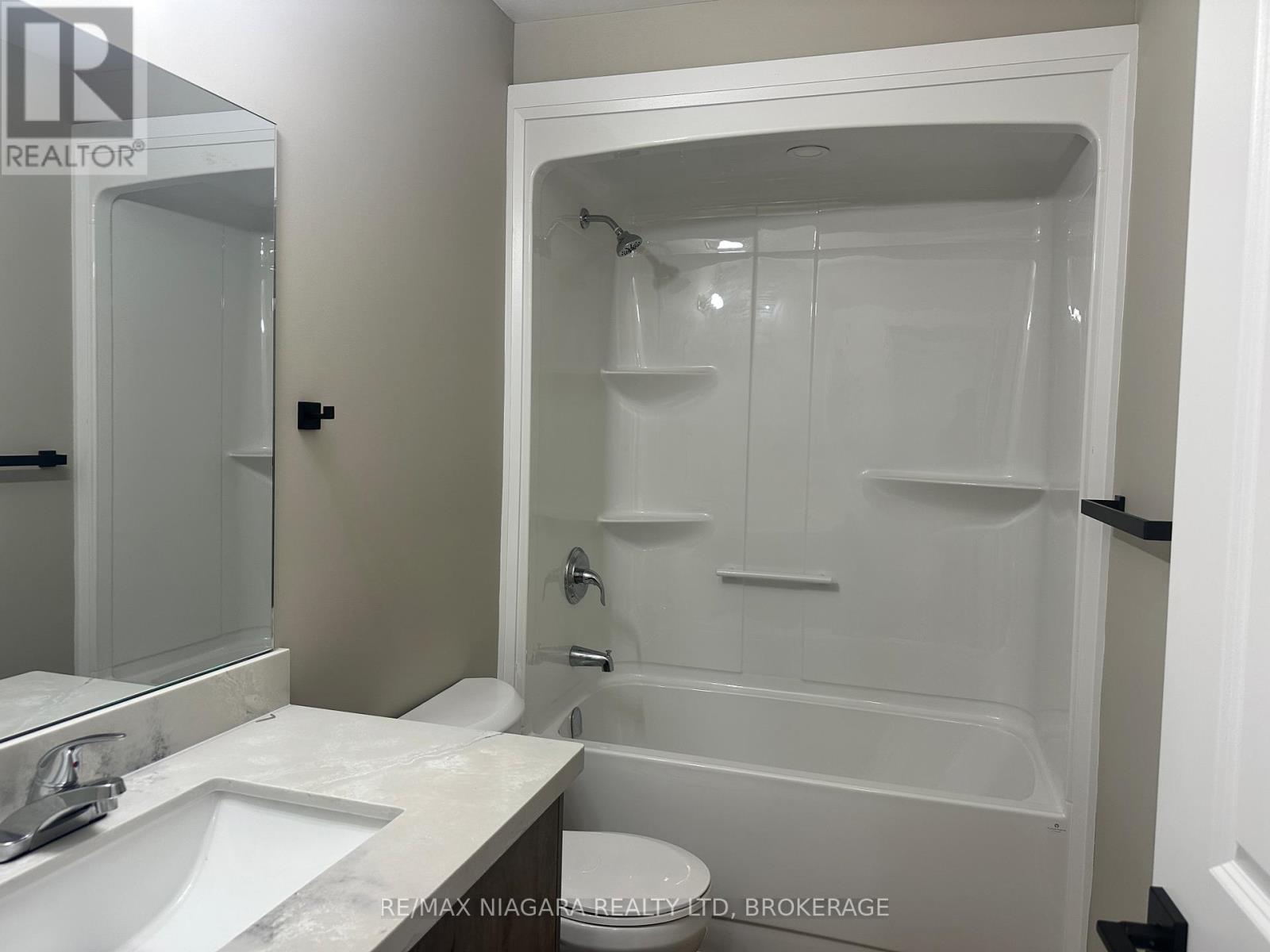 Unit 4 - 17 Keystone Trail, Welland, Ontario  L3B 0N8 - Photo 13 - X12425260