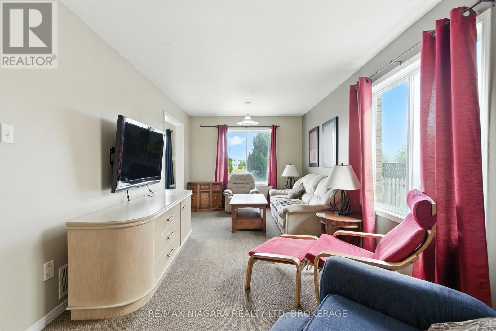 127 Devine Crescent, Thorold, Ontario  L2V 5A5 - Photo 11 - X12425561