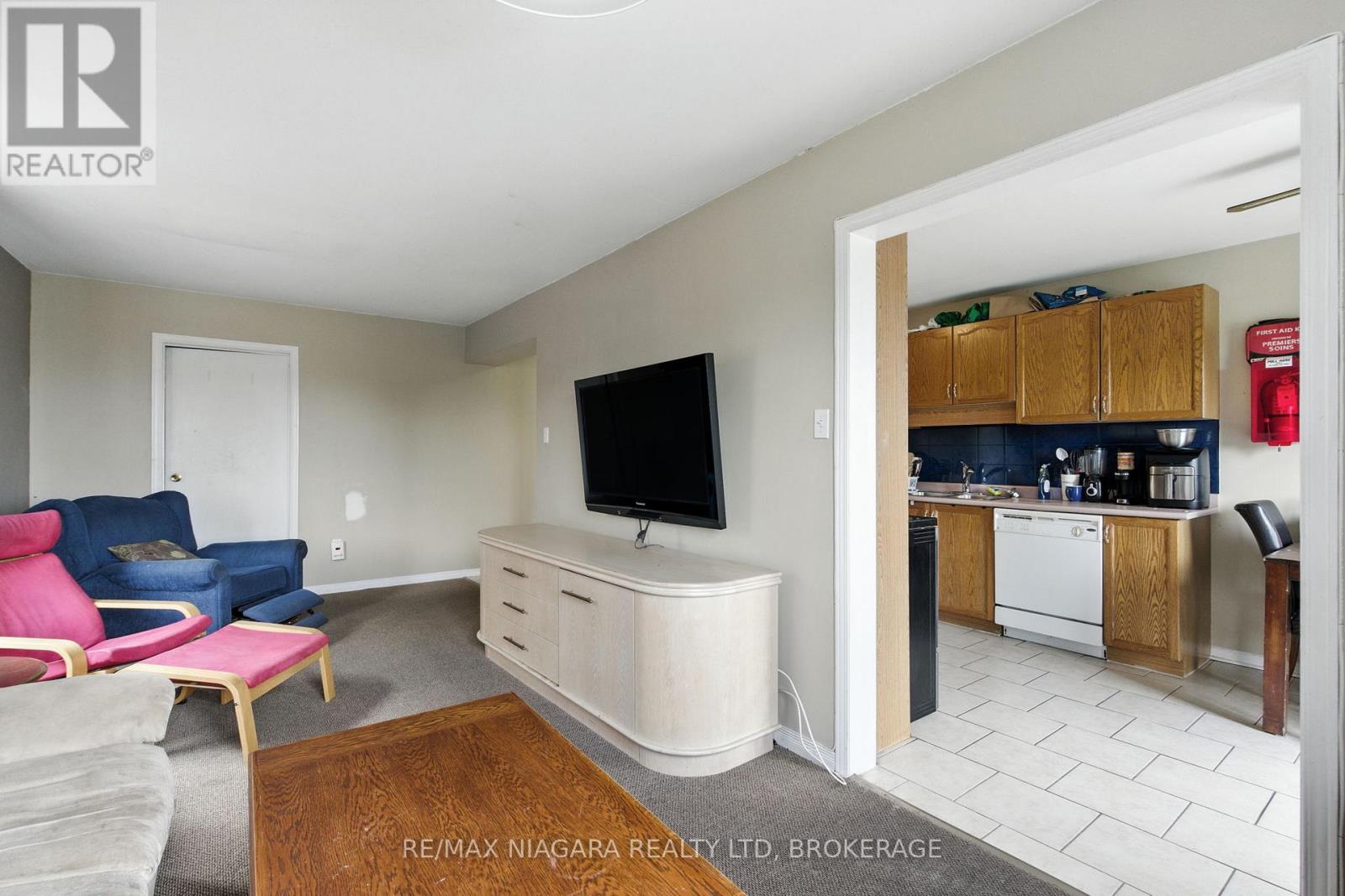 127 Devine Crescent, Thorold, Ontario  L2V 5A5 - Photo 14 - X12425561