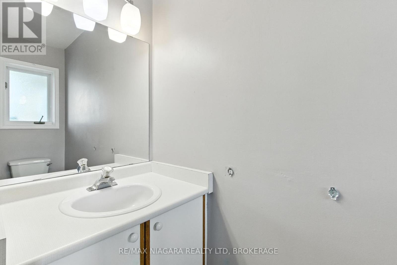 127 Devine Crescent, Thorold, Ontario  L2V 5A5 - Photo 8 - X12425561