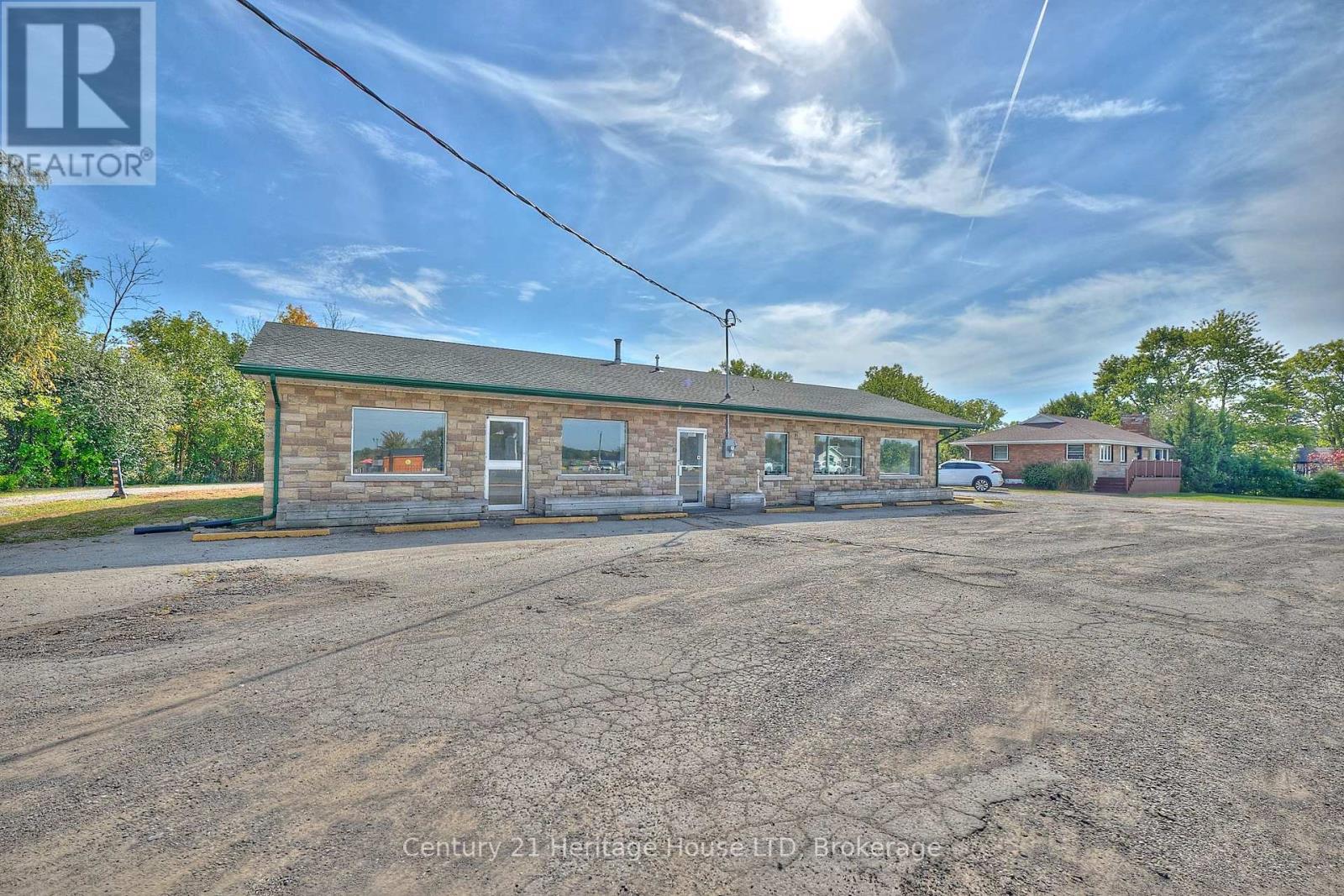 3551 Garrison Road, Fort Erie, Ontario  L0S 1N0 - Photo 3 - X12429567