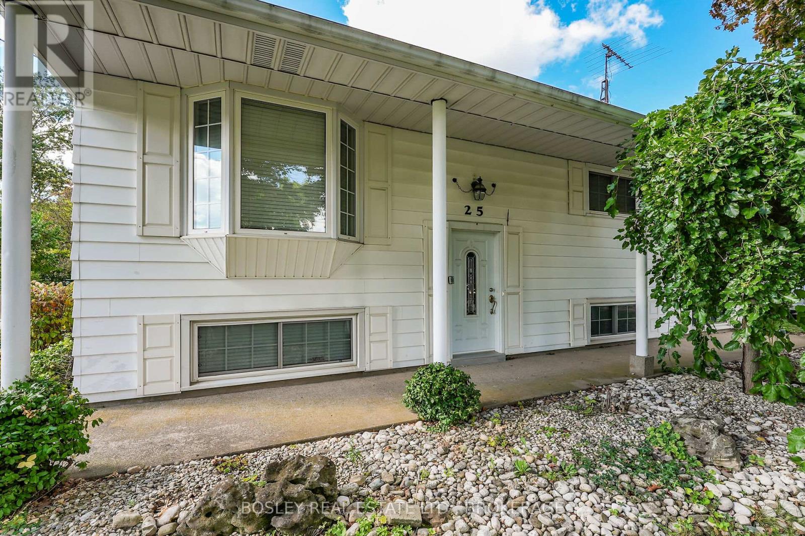 25 Lawrence Drive, Thorold, Ontario  L2V 2X6 - Photo 2 - X12432339