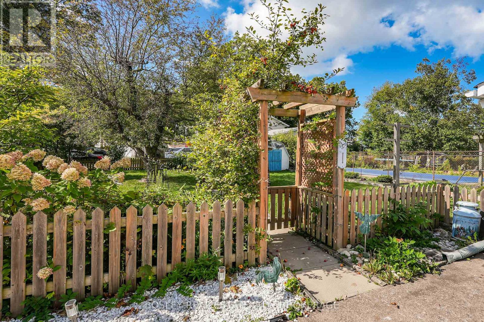 25 Lawrence Drive, Thorold, Ontario  L2V 2X6 - Photo 27 - X12432339