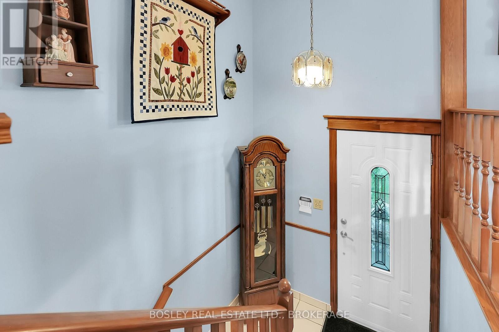 25 Lawrence Drive, Thorold, Ontario  L2V 2X6 - Photo 3 - X12432339